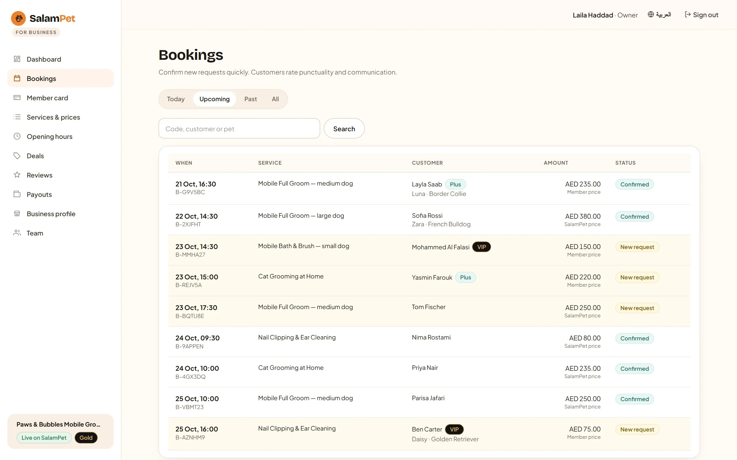 The bookings list in the business panel: tabs for today, upcoming and past, a search box, and each booking with its time, service, customer, amount and status.